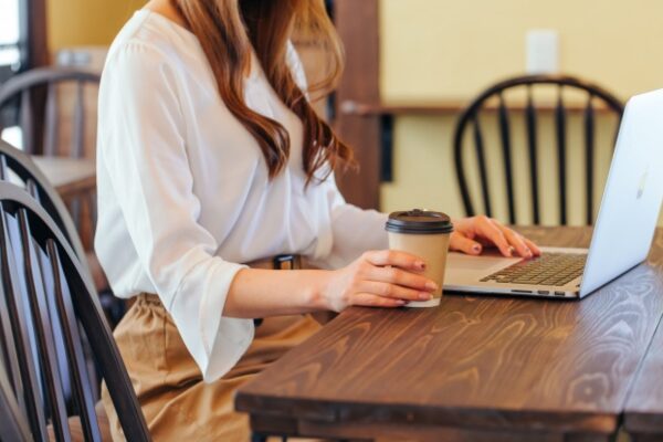 カフェで仕事をする女性