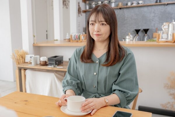 感情を抑える女性