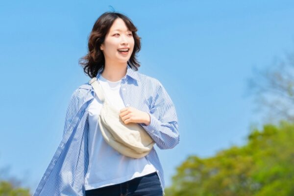 散歩する女性