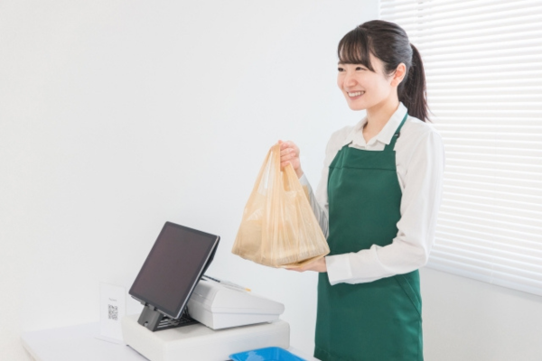 コンビニで働く女性